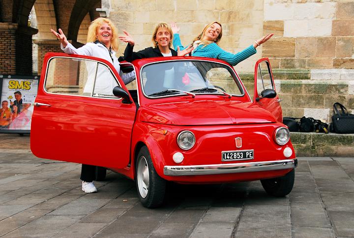 080911_Three_Girls_and_the_Fiat_500_03.jpg