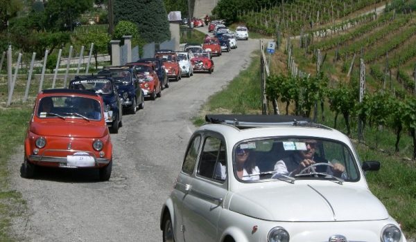 Fiat 500 Club Italia-Coordinamento di Asiti; la 500 D di Montano Merola. Alla guida il genero Alberto e la figlia Ivana.