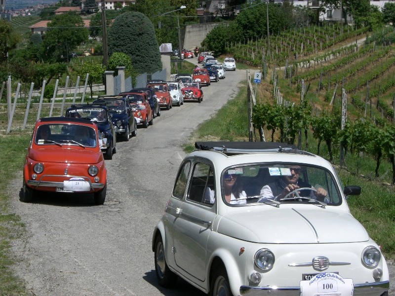 Fiat 500 Club Italia-Coordinamento di Asiti; la 500 D di Montano Merola. Alla guida il genero Alberto e la figlia Ivana.