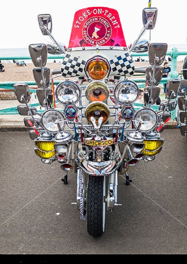 vintage-motor-scooter-motorbike-in-brighton-from-the-mods-and-rockers-.jpg