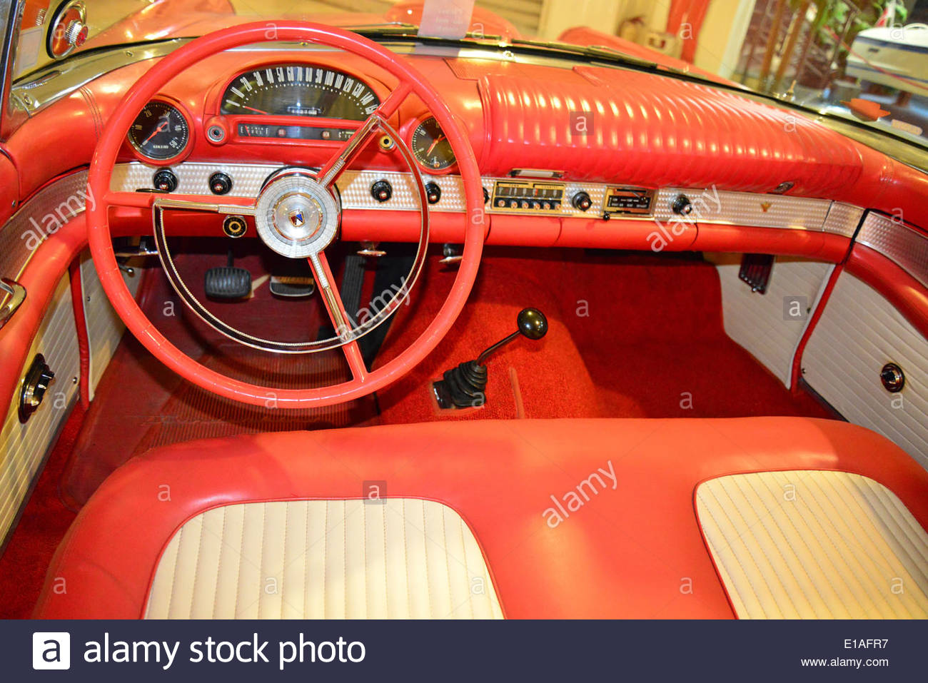 american-thunderbird-per-interni-auto-malta-classic-car-museum-qawra-saint-paul-bay-distretto-settentrionale-repubblica-di-malta-e1afr7.jpg