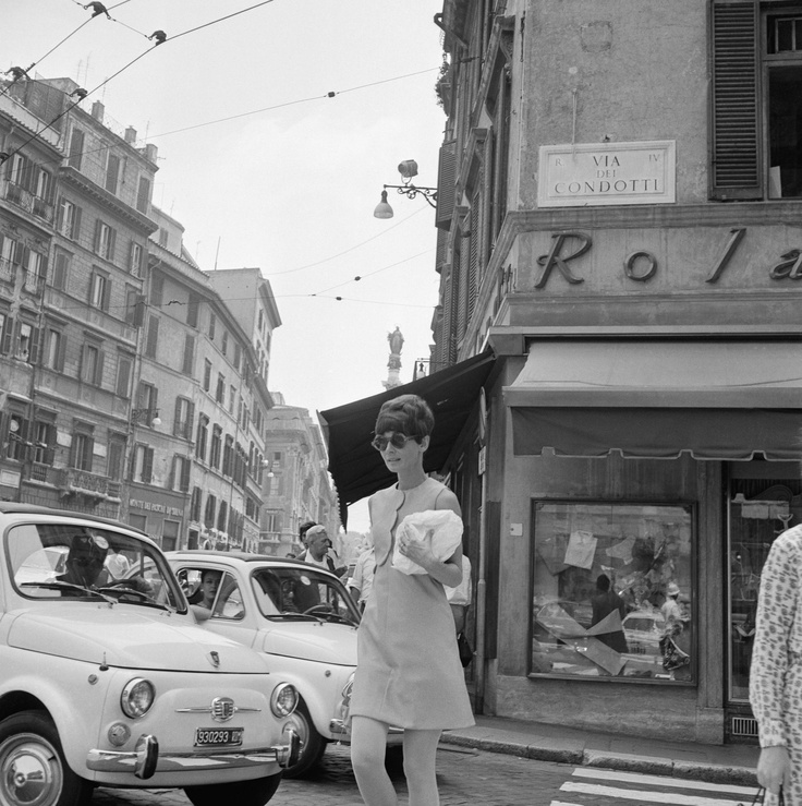 Audrey-Hepburn-in-Piazza-di-Spagna-a-Roma.jpg