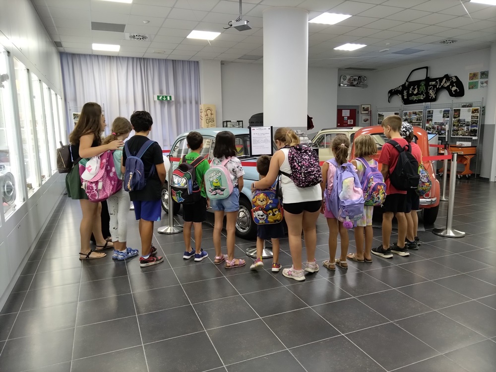 La visita di bambini ed educatori del Campo Estivo di Villanova d'Albenga