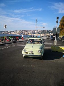 Napoli, le 500 sul Lungomare Caracciolo