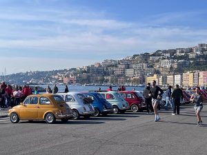 Napoli, le 500 sul Lungomare Caracciolo