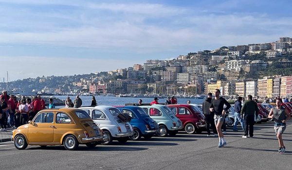 Napoli, le 500 sul Lungomare Caracciolo