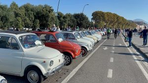 Napoli, le 500 sul Lungomare Caracciolo