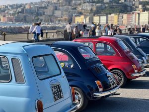 Napoli, le 500 sul Lungomare Caracciolo