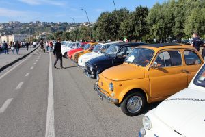 Napoli, le 500 sul Lungomare Caracciolo