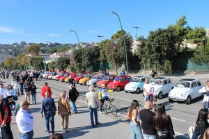 Napoli, le 500 sul Lungomare Caracciolo