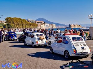 Napoli, le 500 sul Lungomare Caracciolo