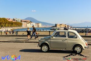 Napoli, le 500 sul Lungomare Caracciolo