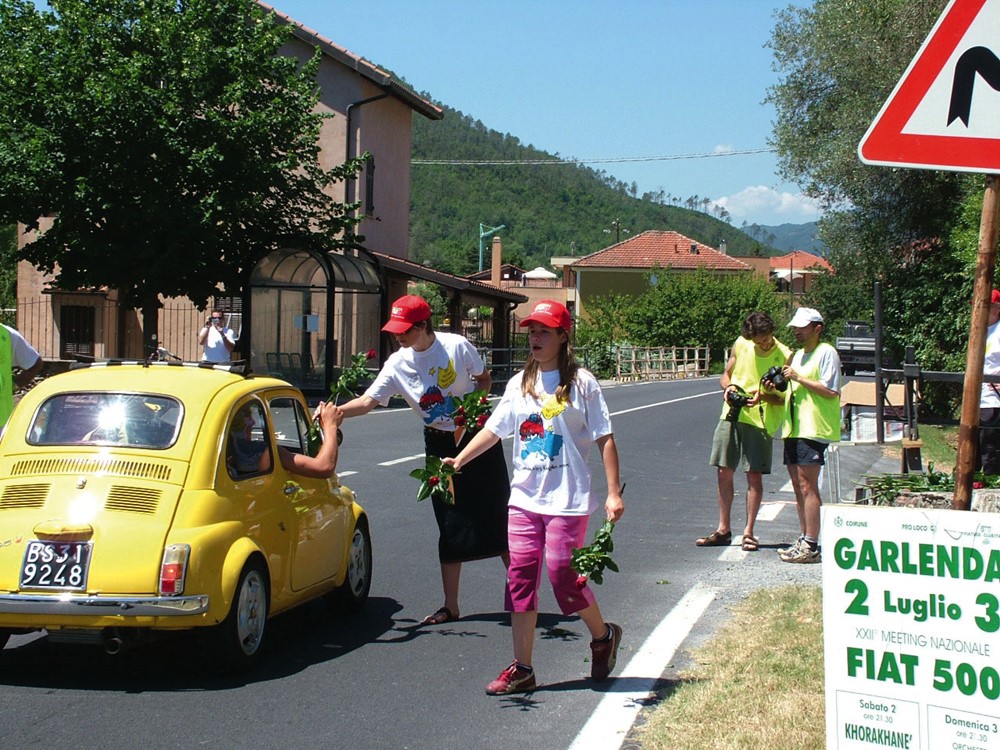 2005: accoglienza "fiorita" per i cinquecentisti a Garlenda